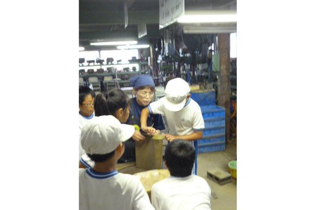 【兵庫県姫路市・伝統工芸体験】職人の仕事を間近で！いぶし瓦工場見学&職人仕事を体験 写真5