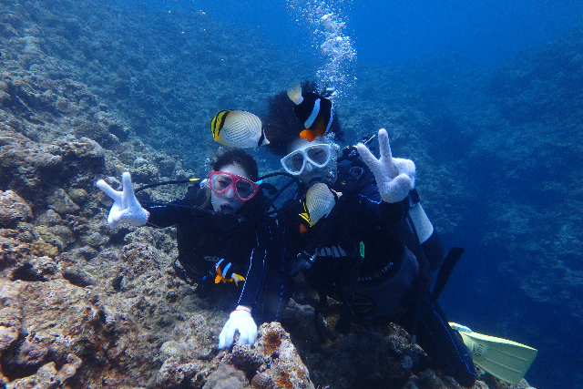 【沖縄・青の洞窟・体験ダイビング】ボートからちゃぽんと海に入れる！体験ダイビング 写真2
