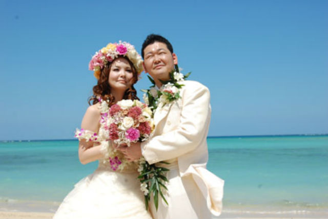 【沖縄県那覇市・フォトスタジオ】新郎新婦の記念に！洋装ロケーションフォト