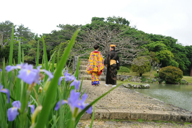 【沖縄県那覇市・フォトスタジオ】沖縄ならではの衣装で撮影！琉装でロケーションフォト 写真3