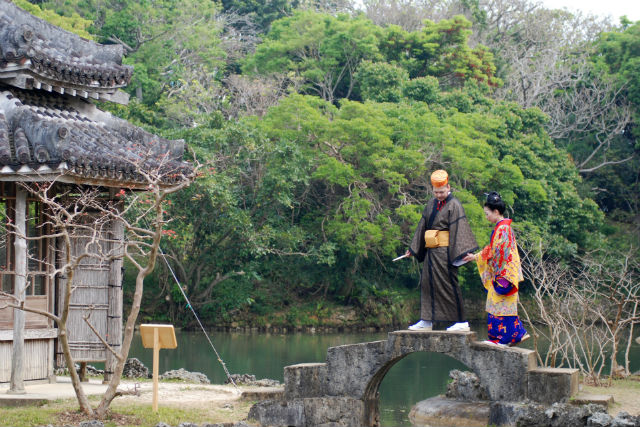 【沖縄県那覇市・フォトスタジオ】沖縄ならではの衣装で撮影！琉装でロケーションフォト 写真7