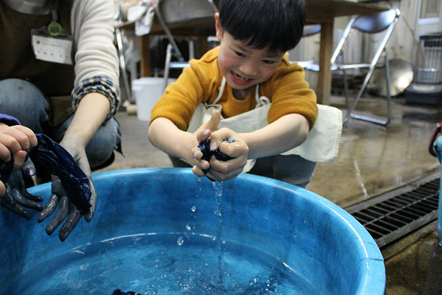 【岩手県盛岡市・藍染体験】好みの模様が付けられる！藍で染め上げる、手ぬぐい作り 写真6