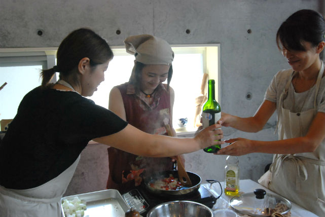 【沖縄県恩納村・料理教室】プロの技を間近で見られる！Chef's cooking 写真4