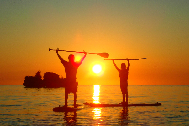 【沖縄・恩納村・SUP】夕日にときめく水上散歩！SUPでアクティブに楽しむサンセットツアー！ 写真6