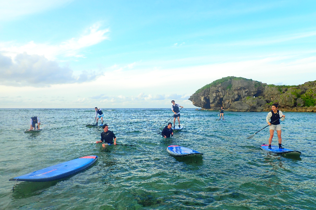 【沖縄・恩納村・SUP】夕日にときめく水上散歩！SUPでアクティブに楽しむサンセットツアー！ 写真4