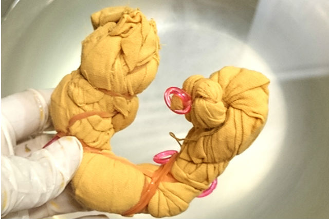 【沖縄北部・染物体験】カラフルな自然素材で染める手ぬぐい！藍染めや土染めにチャレンジ 写真6