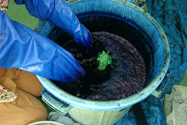 【沖縄北部・染物体験】カラフルな自然素材で染める手ぬぐい！藍染めや土染めにチャレンジ 写真2