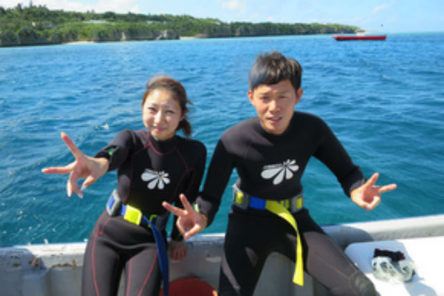 【沖縄・瀬底島・体験ダイビング】ボートから別世界へと飛び込もう！瀬底島・ボート体験ダイビング 写真2