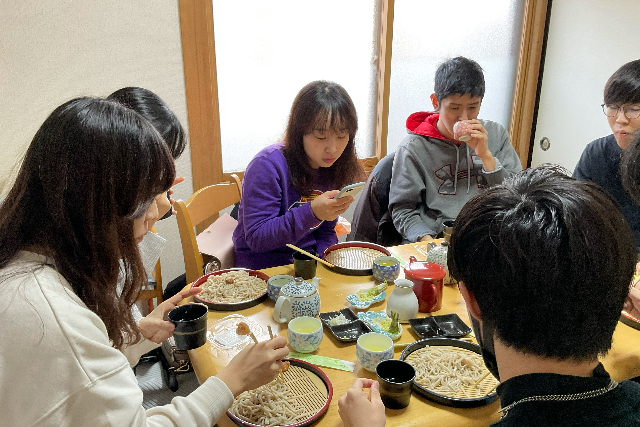 【初心者向け】長野・柏矢町駅から約5分・そば打ち体験（天然ワサビ付き） 写真5