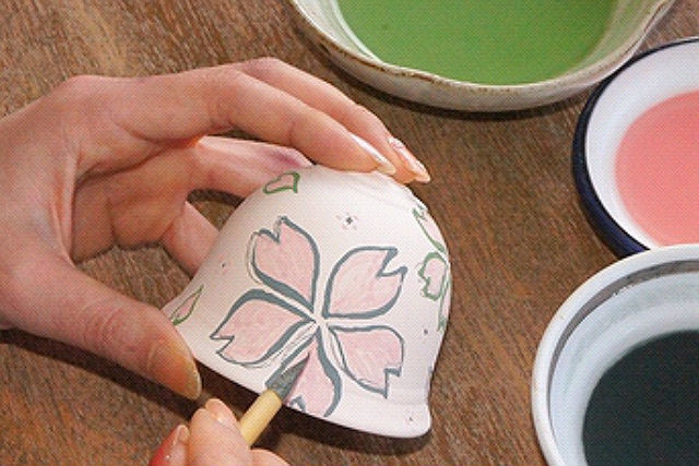 【佐賀県有田・陶芸・絵付け】涼しい音色が響きます。有田焼の風鈴に絵付け体験 写真4