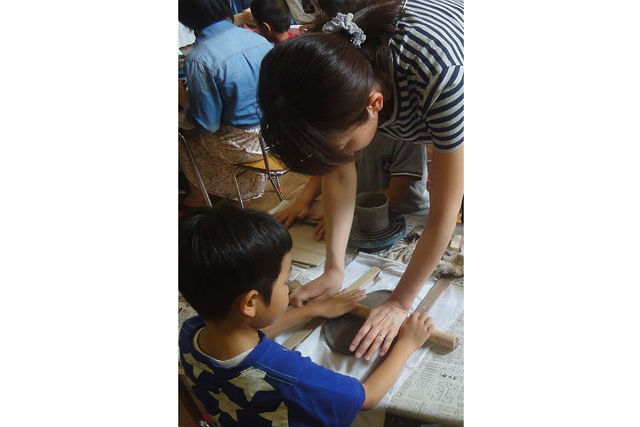 【札幌・陶芸体験】手びねりで自由にものづくり。講師が丁寧にサポートします 写真4