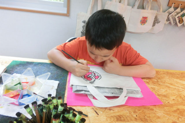 【沖縄やんばる・染物体験】ぬり絵みたいで楽しい！Sサイズのトートバック色差し体験 写真6