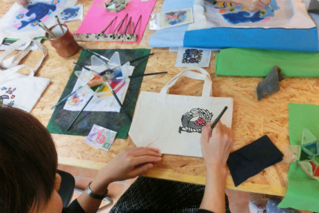【沖縄やんばる・染物体験】ぬり絵みたいで楽しい！Sサイズのトートバック色差し体験 写真5