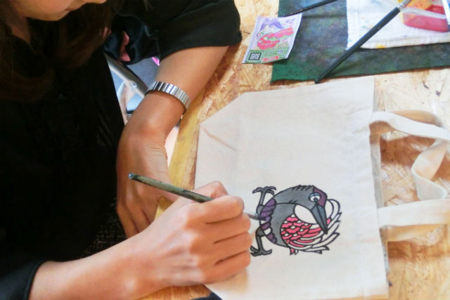 【沖縄やんばる・染物体験】ぬり絵みたいで楽しい！Sサイズのトートバック色差し体験 写真4