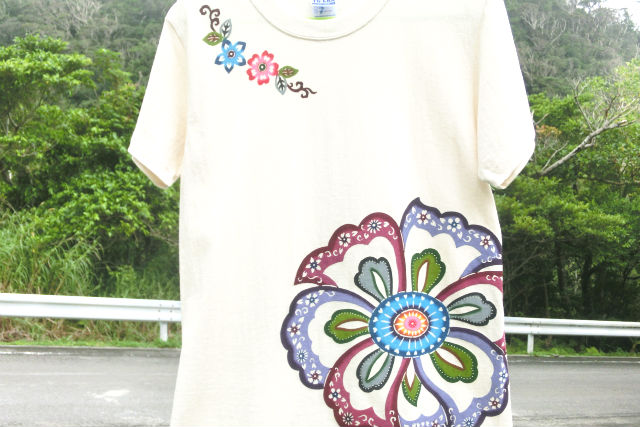 【沖縄やんばる・染物体験】自分オリジナルの紅型染めTシャツ！派手レトロな色使いを楽しもう！ 写真6