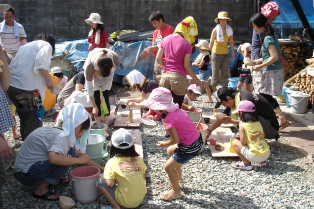 【石川県・陶芸・絵付け】楽焼の素焼きを彩ろう！0歳から参加できる絵付け体験 写真6