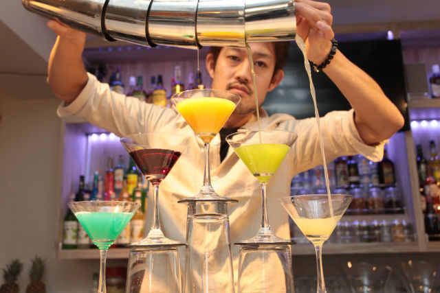【池袋・ショーレストラン】ワクワクのフレアショー！全9品・150分飲み放題付き 写真5