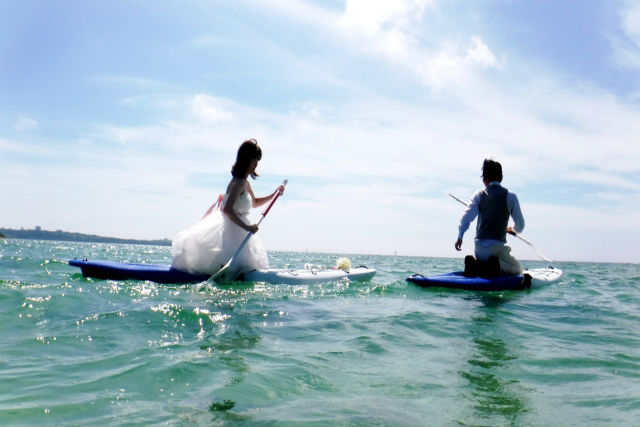 【沖縄・真栄田岬・SUP】美ら海に愛を誓う！SUPフォトウェディングプラン 写真4