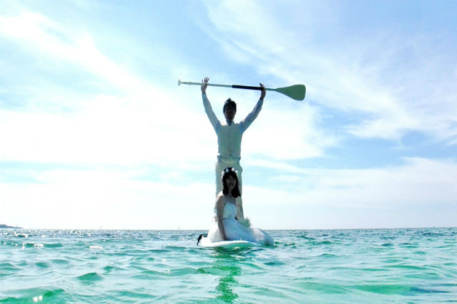 【沖縄・真栄田岬・SUP】美ら海に愛を誓う！SUPフォトウェディングプラン 写真6