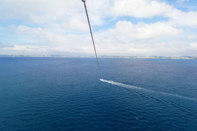【沖縄・宜野湾・パラセーリング】最長200m！沖縄の空をパラセーリングで満喫 写真5