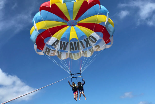 【沖縄・宜野湾・パラセーリング】最長200m！沖縄の空をパラセーリングで満喫 写真7