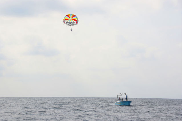 【沖縄・宜野湾・パラセーリング】最長200m！沖縄の空をパラセーリングで満喫 写真6