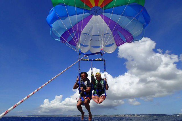 【沖縄・宜野湾・パラセーリング】最長200m！沖縄の空をパラセーリングで満喫 写真2