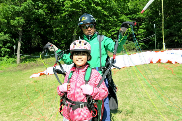 【長野・パラグライダー】初心者・お子様OK！標高約1,000メートルから大空へ！二人乗り体験コース（タンデムフライト）難しい操縦はインストラクターにお任せ！安心して空中散歩をお楽しみいただけます 写真4