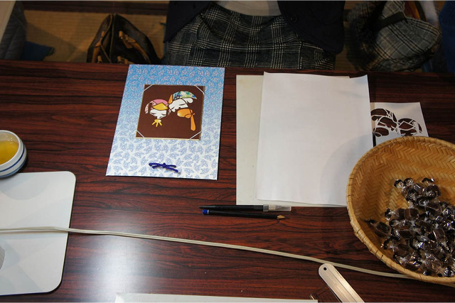 【和歌山・ペーパークラフト】龍神村の作家「みの虫さん」と切り絵体験！豆色紙コース 写真4