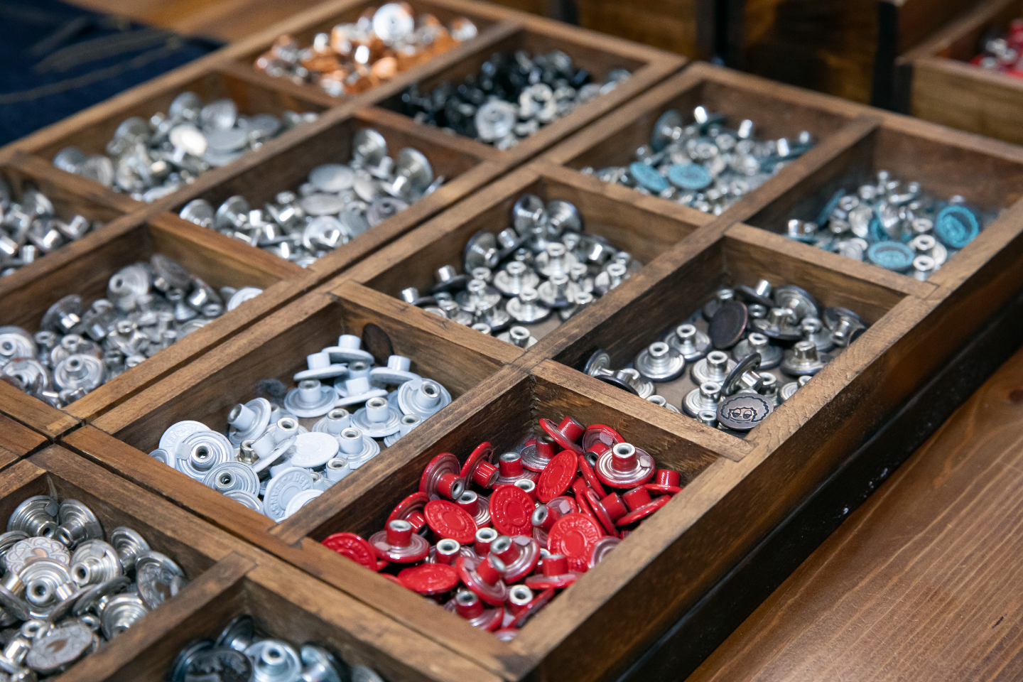 現地観光プラン レジャーチケット 定期観光バス 岡山 児島 ジーンズ手作り 赤ラインが目印 高級デニムでジーンズ を作ろう プレミアム オリジナルトートバッグ付き