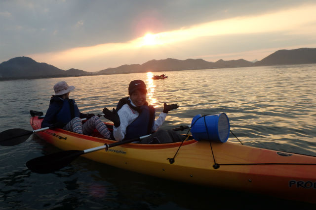 【香川・カヤック】夏限定！海に沈む夕陽を眺めにサンセット・シーカヤック！
