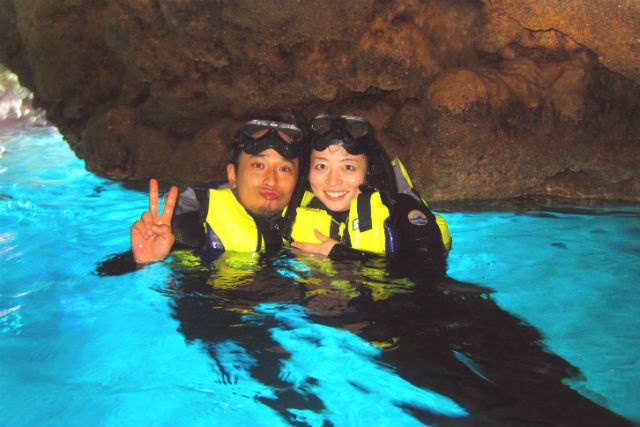 【沖縄・恩納村・シュノーケリング＆体験ダイビング】ボートでらくらく、青の洞窟へ！
