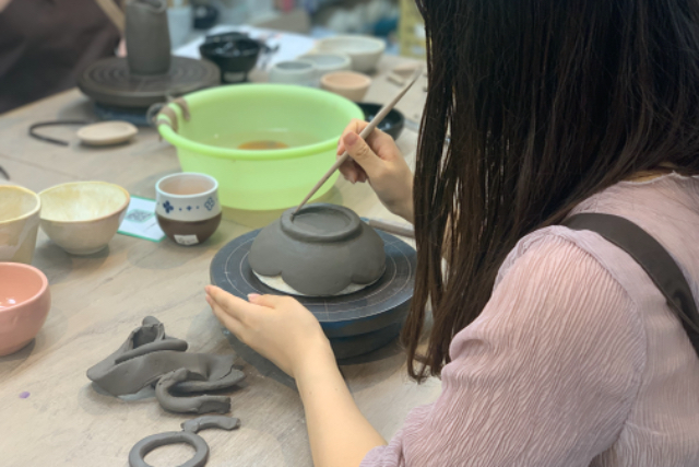 【東京・新宿・手びねり】新宿三丁目駅から徒歩約5分！器作り！陶芸手びねり体験　おひとり様・カップルのご参加OK！！女性に人気 写真4