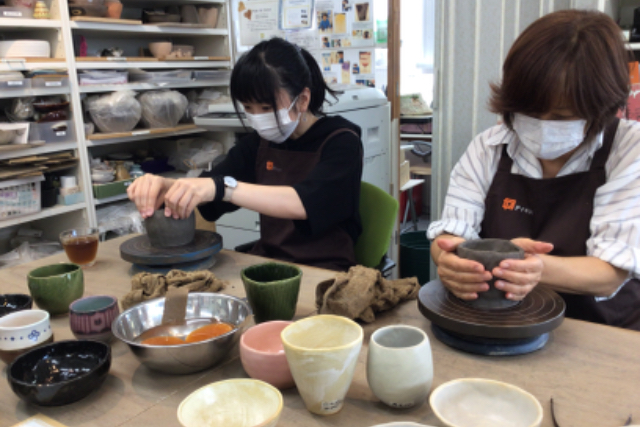 【東京・新宿・手びねり】新宿三丁目駅から徒歩約5分！器作り！陶芸手びねり体験　おひとり様・カップルのご参加OK！！女性に人気 写真5