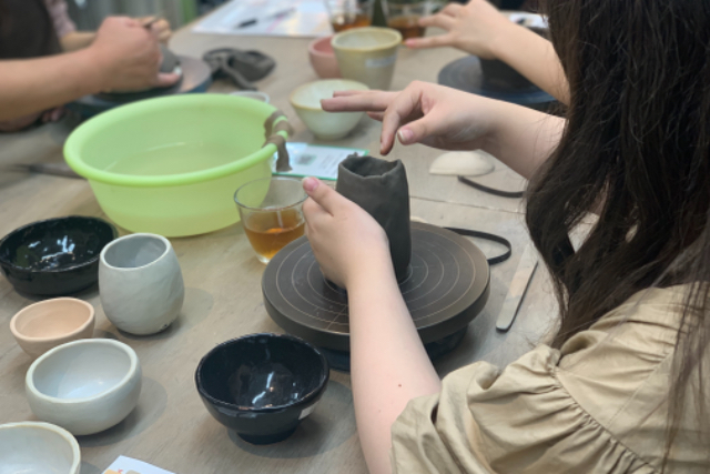 【東京・新宿・手びねり】新宿三丁目駅から徒歩約5分！器作り！陶芸手びねり体験　おひとり様・カップルのご参加OK！！女性に人気 写真6