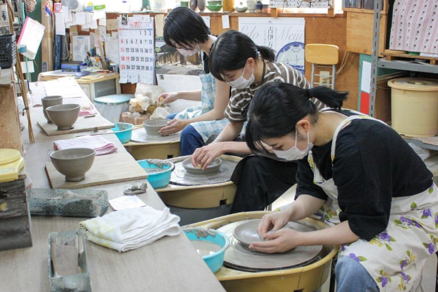 【期間限定ポイント10%還元！兵庫・明石・陶芸】電動ろくろ体験（2個制作）仕上げの色は約150種類から選べます！ 写真4