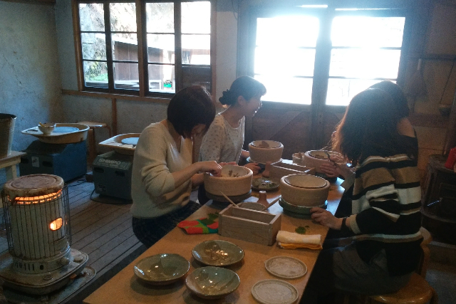【北鎌倉・陶芸】庭の葉を押しつけて柄に！普段使いのうつわ作り体験 写真5