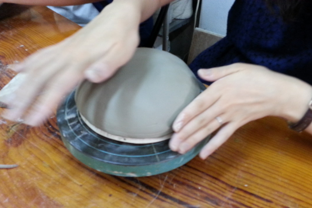 【名古屋・陶芸体験】名古屋駅より徒歩5分！かわいいとんぼ玉も作れる、手ろくろでのお皿づくり体験プラン 写真4