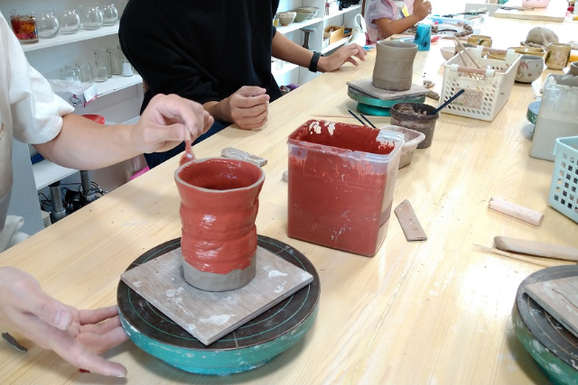 【名古屋・陶芸体験】名古屋駅より徒歩5分！かわいいとんぼ玉も作れる、手ろくろでのお皿づくり体験プラン 写真7