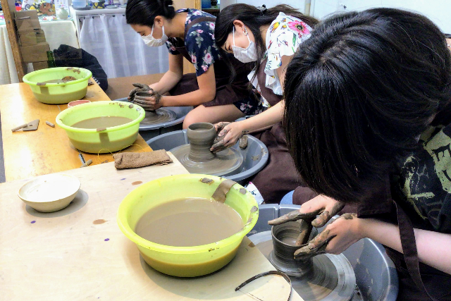 【東京・新宿・電動ろくろ】新宿三丁目駅から徒歩約5分！湯のみやお茶碗など作れる！電動ろくろ体験　おひとり様・カップルのご参加OK！！女性に人気 写真8