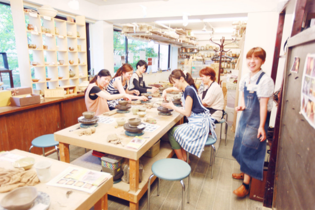 【期間限定ポイント10%還元！銀座・手びねり】挑戦派？癒し派？アート派？手回しロクロで陶芸トリップ♪お一人様・女性同士・カップル・ファミリーに 写真6