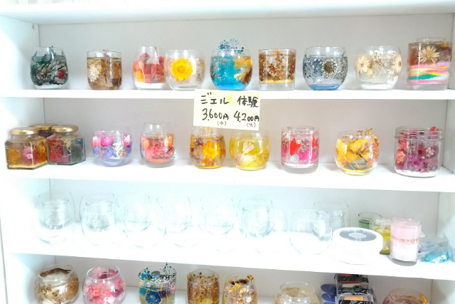 【愛知・名古屋・手作りキャンドル】名駅徒歩5分。涼しげな癒し。ジェルボタニカルキャンドル1個制作。花材は500種類！ 写真6