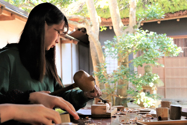 【富山・南砺・伝統工芸】情緒漂う井波のまちで彫刻体験。ヒノキが香るぐい呑み制作 写真4