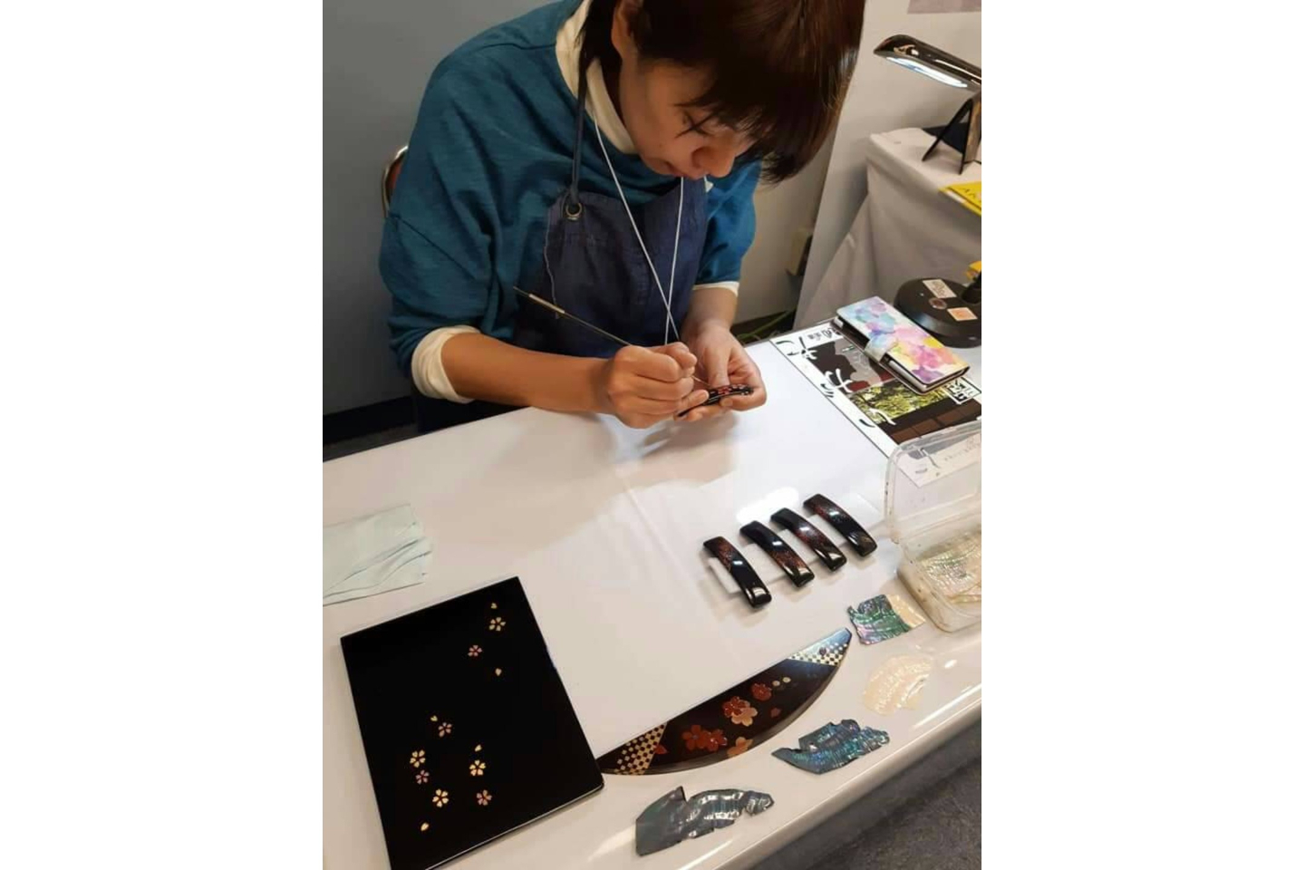【新潟県・新潟市・伝統工芸】和テイストが素敵！髪留めに蒔絵で絵付け体験（1個） 写真3