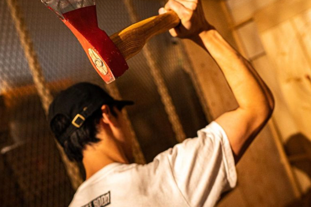 【期間限定ポイント10%還元！東京・池袋・斧投げ体験】新感覚のストレス発散！？時間内無制限の斧投げ体験 写真6