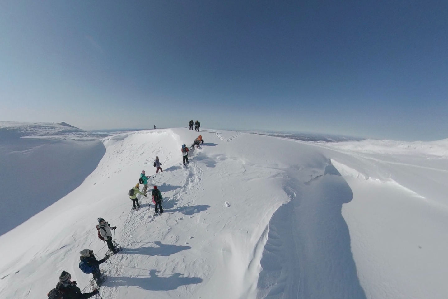 【北海道・東川町・スノーシュー】いろんな雪遊びを体験！旭岳を遊びつくすスノーシューガイドツアー 写真2
