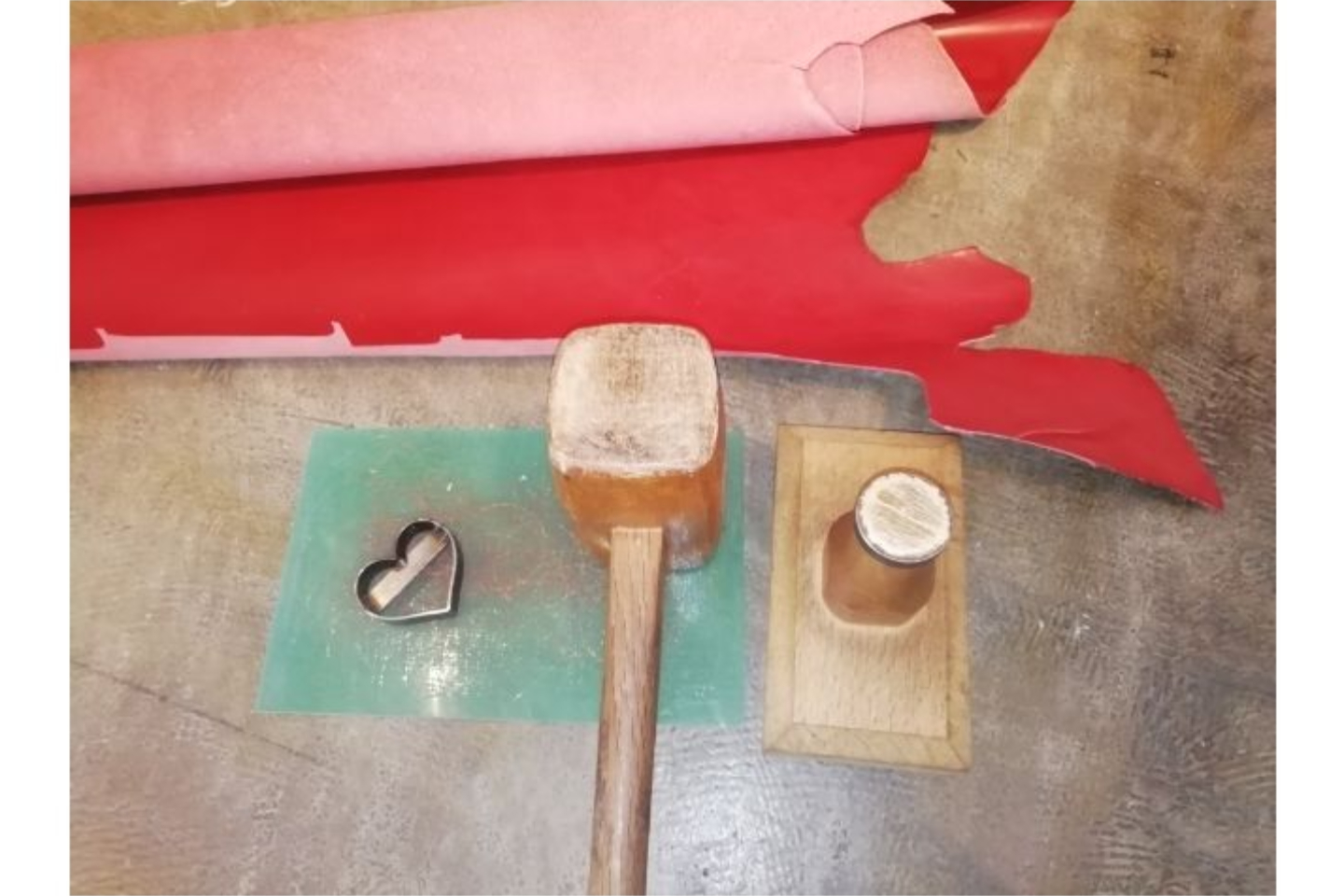 【佐賀・武雄・レザークラフト】手縫いで作る「ハートキーホルダー」作り（1個） 写真2