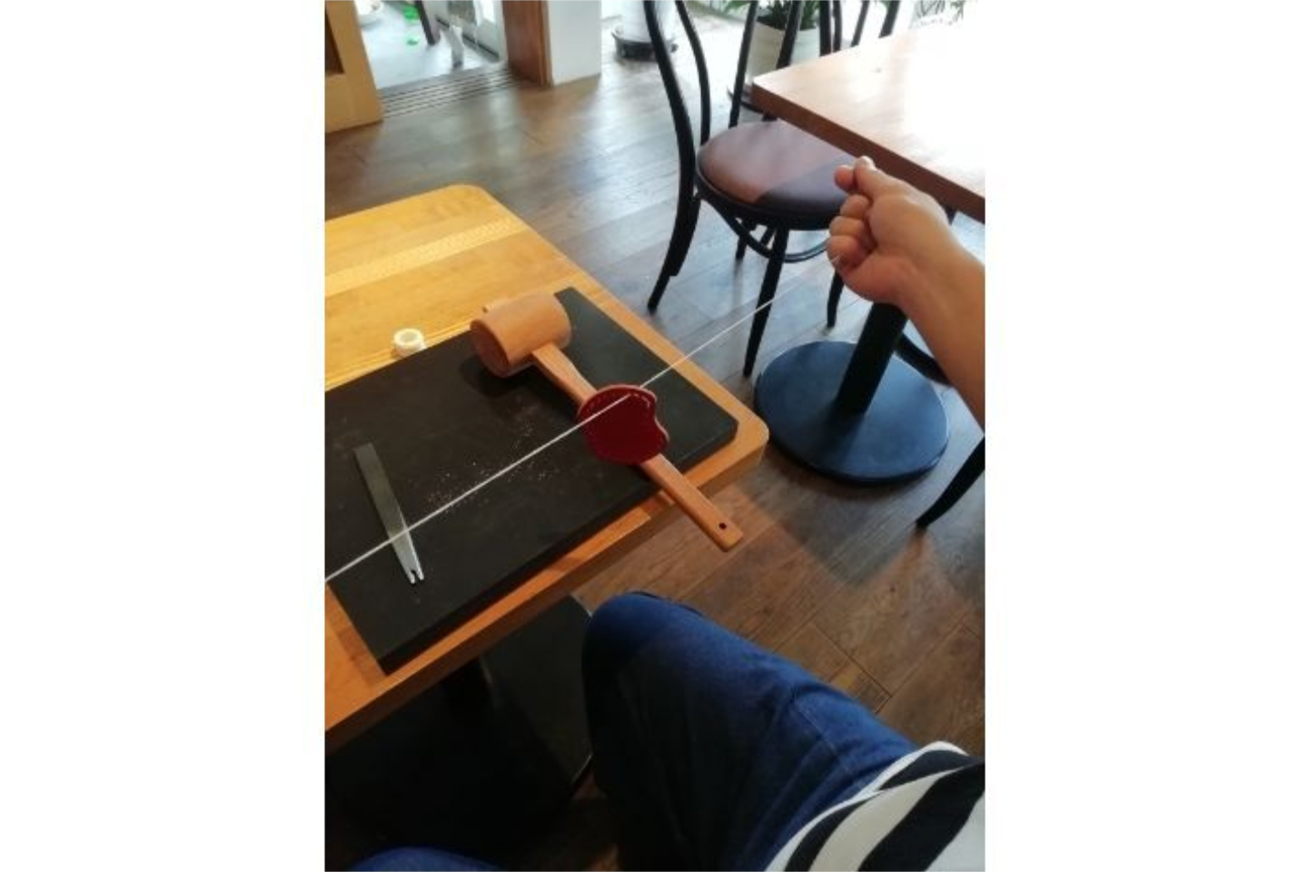 【佐賀・武雄・レザークラフト】お洒落で可愛い「リンゴキーホルダー」作り（1個） 写真5