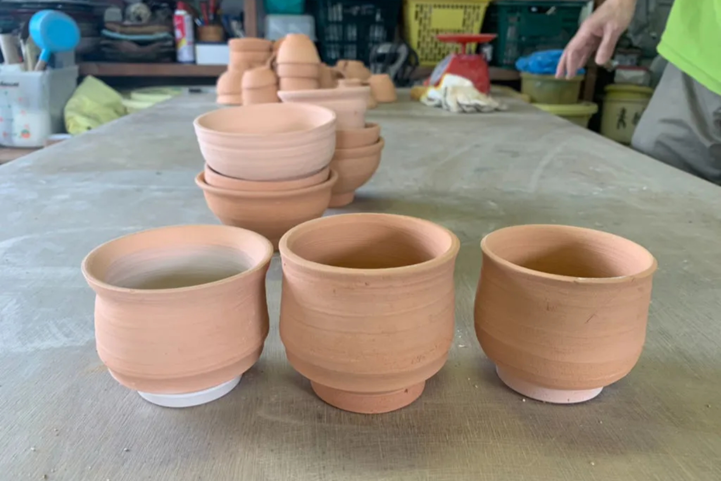 【福岡・北九州・電動ろくろ】かわいい作務衣を着て楽しむ陶芸体験！茶碗or湯呑1個 写真5