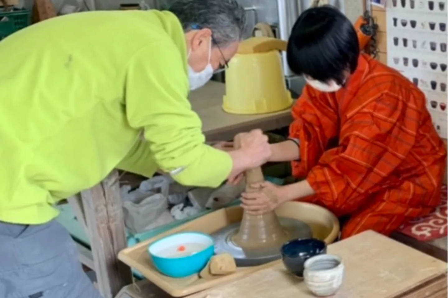 【福岡・北九州・電動ろくろ】かわいい作務衣を着て楽しむ陶芸体験！茶碗or湯呑1個 写真3